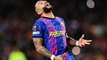BARCELONA, SPAIN - MARCH 10: Memphis Depay of Barcelona reacts during the UEFA Europa League Round of 16 Leg One match between FC Barcelona and Galatasaray at Camp Nou on March 10, 2022 in Barcelona, Spain. (Photo by David Ramos/Getty Images)