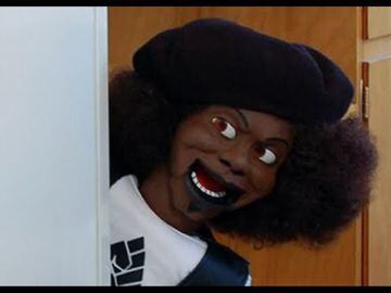 un muñeco negro poseído por el espíritu de un violador y asesino en serie.