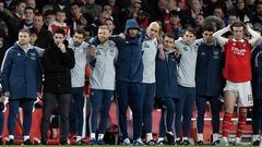 Los jugadores y cuerpo técnico del Arsenal ven la tanda de penaltis ante el Sporting CP.