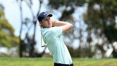 El golfista australiano Cam Davis golpea una bola durante la primera jornada del Open de Australia de Golf.