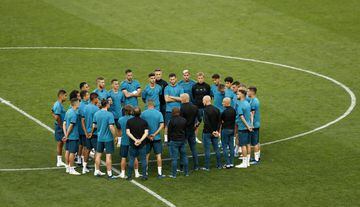 Zinedine Zidane con el grupo.