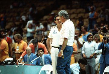 El seleccionador estadounidense Bobby Knight charla con el seleccionador español Antonio Díaz-Miguel durante la final de baloncesto de los Juegos Olímpicos 1984.