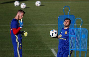 Spain's goalkeepers David de Gea and Iker Casillas
