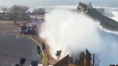 Una ola pasa el rompeolas de Biarritz y se lleva por delante a varias personas durante un temporal marítimo en enero del 2024.