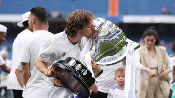 MADRID, SPAIN - APRIL 30: Luka Modric of Real Madrid celebrates following their side's victory in the LaLiga Santander match between Real Madrid CF and RCD Espanyol for their 35th La Liga Championship title at Estadio Santiago Bernabeu on April 30, 2022 in Madrid, Spain. (Photo by Gonzalo Arroyo Moreno/Getty Images)