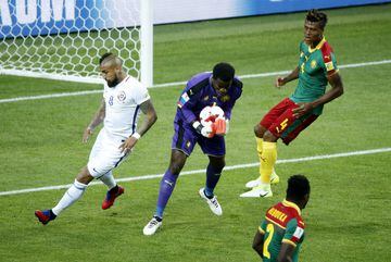 Moscow (Russian Federation), 18/06/2017.- Goalkeeper Fabrice Ondoa (C) of Cameroon catches the ball in front of Arturo Vidal (L) of Chile during the FIFA Confederations Cup 2017 group B soccer match between Cameroon and Chile at the Spartak Stadium in Moscow, Russia, 18 June 2017. (Camerún, Moscú, Rusia) EFE/EPA/SERGEI CHIRIKOV