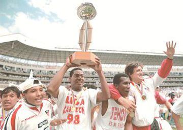 Con copa en la mano, el 'Tanque' Hurtado- con paso por Colo Colo en 1993-, fue una de las figuras en el bicampeonato de la LDU en Ecuador.