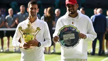 Novak Djokovic y Nick Kyrgios posan con los trofeos de campeón y subcampeón de Wimbledon respectivamente.