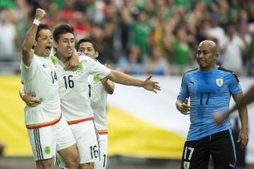 Javier Hernández y Héctor Herrera festejan el gol de México.