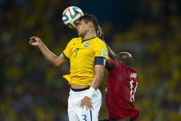 DEFENSAS: Thiago Silva, Brasil. El defensor del PSG, al igual que David Luiz, está valorado en 24 millones de euros.