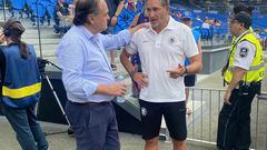 Montanier conversa en el Reale Arena con el presidente de la Real Sociedad, Jokin Aperribay.
