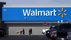 Los compradores con m&aacute;scaras ingresan a un Walmart en El Paso, Texas, Estados Unidos, el 2 de agosto de 2020.
