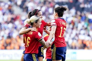 Lucia Garcia Cordoba (R) of Spain celebrates with teammates Mapi Leon (L) and Aitana Bonmati 