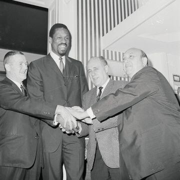 Primer entrenador afroamericano en la historia de la NBA: 1966 comenzó a ser entrenador-jugador tras la marcha de Red Auerbach de Boston. En la foto, el momento tras ser nombrado entrenador. 