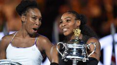 Venus Williams bromea con su hermana Serena Williams en la entrega de trofeos.