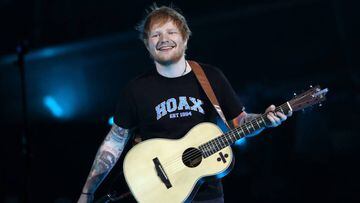 Ed Sheeran durante su actuación en los BRIT Awards 2017