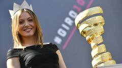 Alice Rachele Arlanch posa con el trofeo de campe&oacute;n del Giro de Italia.