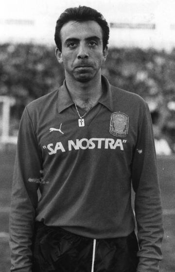 Jugó cinco temporadas con el Real Madrid entre 1978 y 1983 (salvo la 79-80 que jugó en el Burgos). Militó en el Mallorca desde 1987 hasta 1990. 