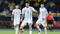 BARRANQUILLA, COLOMBIA - JUNE 08: Rodrigo De Paul of Argentina controls the ball during a match between Colombia and Argentina as part of South American Qualifiers for Qatar 2022 at Estadio Metropolitano on June 08, 2021 in Barranquilla, Colombia. (Photo 