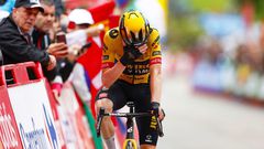 Jonas Vingegaard se emociona en la meta de Bejes por el recuerdo de su accidentado compañero Nathan van Hooydonck, tras ganar la 16ª etapa de la Vuelta a España. Foto: Sprint Cycling Agency