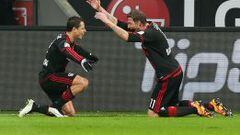 Chicharito y Kiessling celebran el tercer gol del Bayer contra el Hannover.