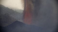 20-09-2021 Una boca eruptiva expulsa lava y piroclastos en la zona de Cabeza de Vaca, a 20 de septiembre de 2021, en El Paso, La Palma, Santa Cruz de Tenerife, Islas Canarias, (Espa&ntilde;a). La erupci&oacute;n volc&aacute;nica iniciada ayer a las 16 hor