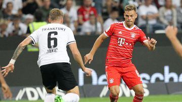 Kristijan Jakic intenta parar a Joshua Kimmich en el primer partido de la Bundesliga de esta temporada.