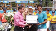 Dutra Silva recibe su premio tras ganar el torneo que repart&iacute;a 50 mil d&oacute;lares. 