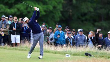 El golfistra español Jon Rahm golpea una bola durante la jornada fina del U.S. Open.