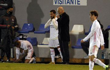 ZIdane gives instructions to Hazard before his entrance against Alcoyano.