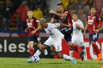 Con goles de Andrés Ibargüen y Déinner Quiñones, Medellín venció 2-1 a Nacional de Montevideo en el Atanasio Girardot. El Poderoso sigue en la pelea por clasificar a octavos.