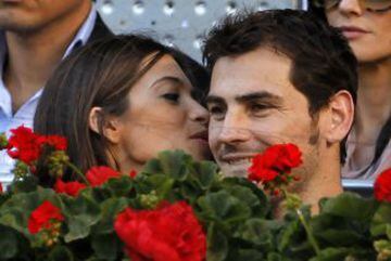 Sara Carbonero besa a Iker Casillas durante el Open de tenis de Madrid.