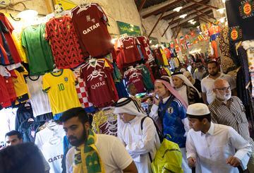 Las calles del zoco se han llenado de camisetas y todo tipo de merchandising de los equipos del Mundial.