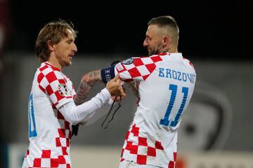 Luka Modric (L) y Marcelo Brozovic. (Croacia, Letonia) EFE/EPA/TOMS KALNINS
