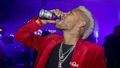 Neymar bebe una lata de Red Bull durante su fiesta de cumplea&ntilde;os.