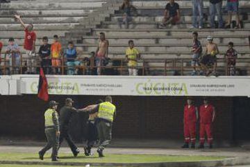 Cúcuta sigue sin ganar y ya es penúltimo del torneo con ocho puntos. Ante la invasión de campo por parte de sus hinchas, la plaza podría ser sancionada.