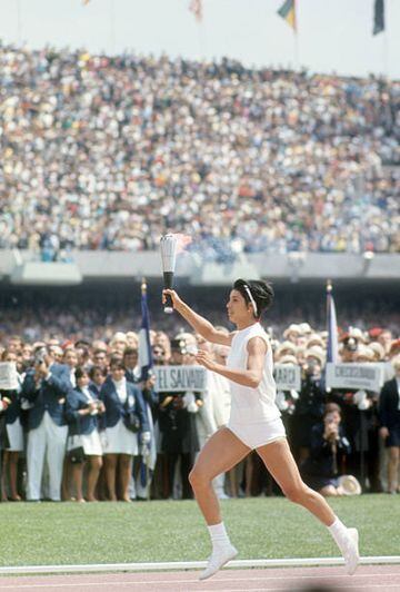 La primera mujer que encendió el pebetero. Enriqueta Queta Basilio hizo historia como la primera mujer encargada del último relevo de la antorcha y de encender el pebetero en el estadio. La atleta de 400 y 80 vallas simbolizó el crecimiento de la presencia femenina en el deporte ante el conservadurismo olímpico. Aún hoy es la organizadora del Recorrido del Fuego Simbólico por la Paz y el Deporte, un evento que conmemora en México los Juegos de 1968.
