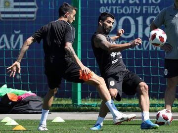 VAS06. Nizhny Novgorod (Russian Federation), 03/07/2018.- Uruguay's player Luis Suarez (R) and Matias Vecino in action during a training session at the Sports Centre Borsky, near Nizhny Novgorod, Russian Federation, 03 July 2018.