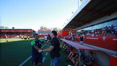 Valverde saluda a Etxeberria antes del inicio del partido en Anduva.