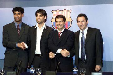 Presentación de Rafa Márquez con el Barcelona el 9 de julio de 2003. El mexicano, junto a Rijkaard, Joan Laporta y Txiki Begiristain.
