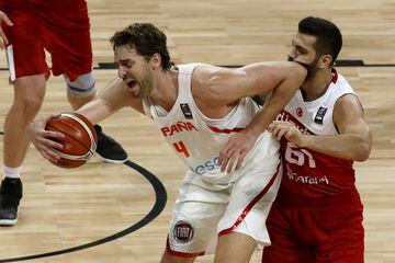 El pívot de la selección española de baloncesto Pau Gasol  controla el balón ante la oposición del jugador turco Goksenin Koksal.