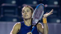La tenista de Estados Unidos Caroline Dolehide celebra SU triunfo ante la eslovaca Anna Karolina Schmiedlova en el Abierto de Tenis de Monterrey.