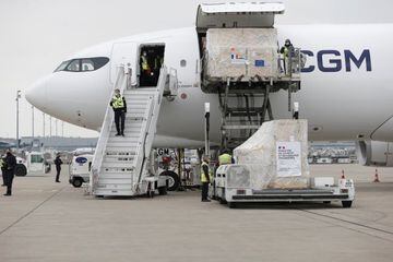 Medical supplies are loaded into a cargo plane to India to help with coronavirus disease crisis, at Roissy airport, near Paris, France. 1 May 2021. (Lewis Joly/Pool via REUTERS)