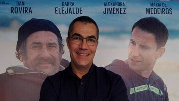 Ramón Arroyo posa con el cártel de "100 metros", la película que inspiró.