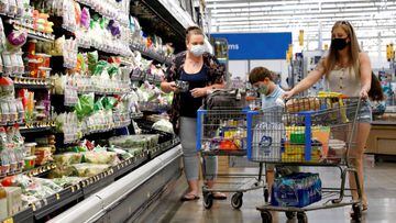 Compradores con m&aacute;scaras mientras compran en una tienda Walmart en Bradford, Pensilvania, EE. UU., 20 de julio de 2020.
