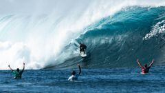 La ola del Quemao, en La Santa (Lanzarote), rompiendo a la perfecci&oacute;n con un surfista pillando el tubo y tres m&aacute;s celebr&aacute;ndolo sentados en sus tablas de surf y con los brazos en alto.