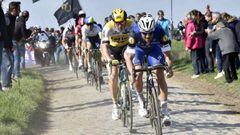 Belgium&#039;s Tom Boonen (R) and Belgium&#039;s Sep Vanmarcke (L) ride on the cobblestones during the 114th edition of the Paris-Roubaix one-day classic cycling race, between Compiegne and Roubaix, on April 10, 2016.   AFP PHOTO / POOL / BERNARD PAPON