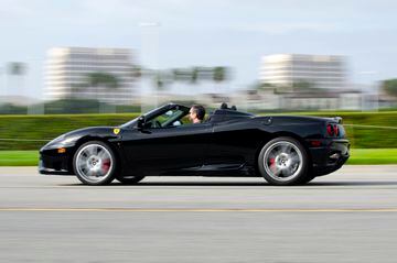 Este Ferrari también tuvo su lugar en la colección de coches del exfutbolista inglés. Lo personalizó con todo lujo de detalles, destacando el interior de cuero de Sabbia, las llantas BBS y asientos de carreras con respaldo de carbono. Con un motor V8 de 3.6 litros y una potencia de 400 CV.