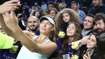 Maria Sharapova se hace una selfi con los aficionados tras ganar a Cagla Buyukakcay en la exhibici&oacute;n Teb BNP Paribas Tennis Starts Series en Estambul.
