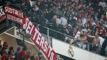 La polic&iacute;a espa&ntilde;ola ante los espectadores del Bayern. 